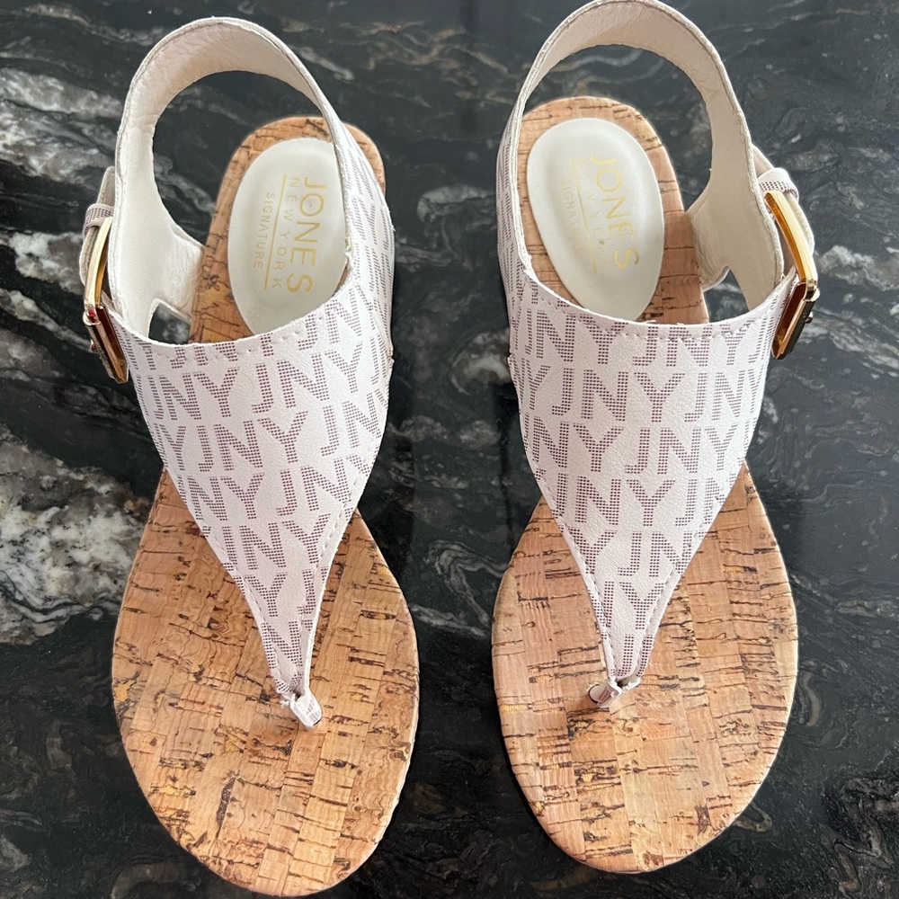 JONES NEW YORK SIGNATURE Monogram Thong Sandals Size 6M Cream / Ivory Pre-Owned - Picture 2 of 7